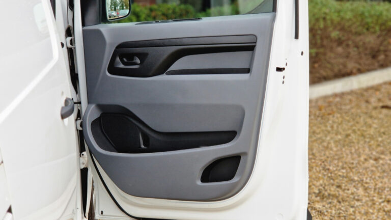 Peugeot Expert STANDARD 1.5 BLUEHDI 120 SetS BVM6 PREMIUM - Image 13 (July 6, 2026)