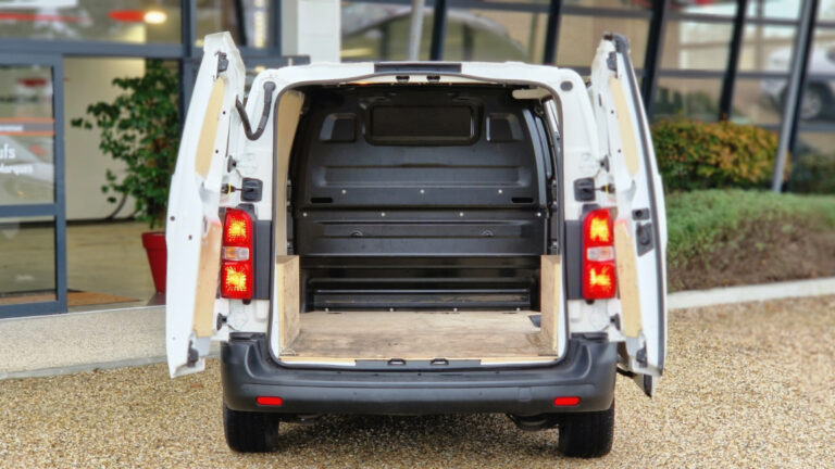 Peugeot Expert STANDARD 1.5 BLUEHDI 120 SetS BVM6 PREMIUM - Image 19 (July 6, 2026)