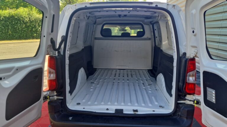 Peugeot Partner FOURGON LONG 950 KG BLUEHDI 130 SS BVM6 PREMIUM - Image 06 (July 6, 2026)