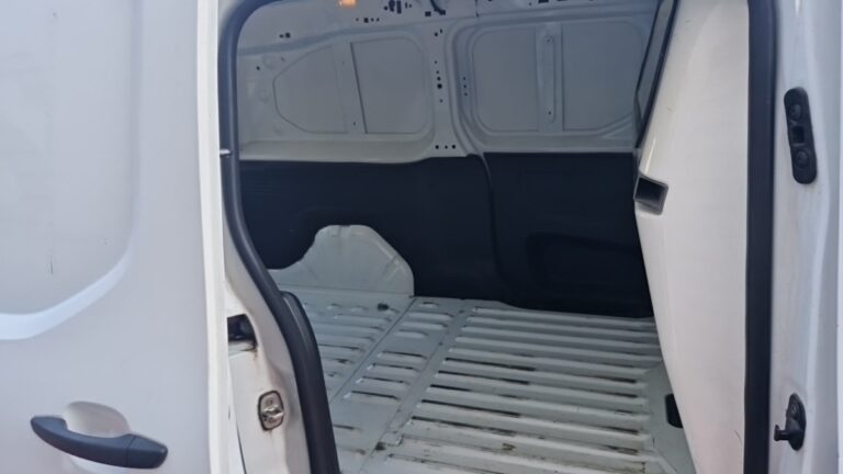 Peugeot Partner FOURGON LONG 950 KG BLUEHDI 130 SS BVM6 PREMIUM - Image 07 (July 6, 2026)