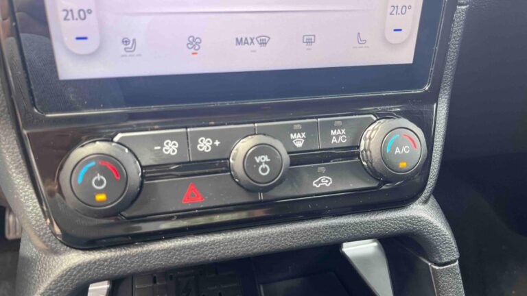 Ford Ranger DOUBLE CABINE DCA 2.0 ECOBLUE 205 CH S&S BVA10 e-4WD WILDTRAK X - Image 19 (July 6, 2026)