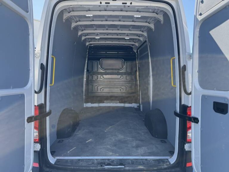 Volkswagen Crafter FOURGON VAN 35 2.0 TDI 140 CH BVA8 BUSINESS - Image 05 (July 6, 2026)