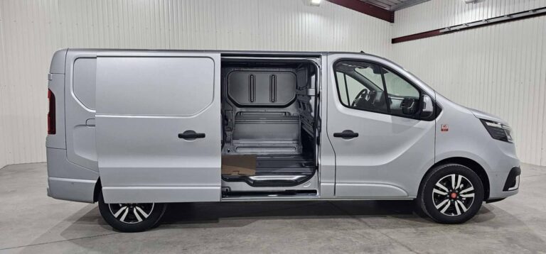 Renault Trafic FOURGON BLUE DCI 170 AUTO RED EDITION EXCLUSIVE - Image 16 (July 6, 2026)