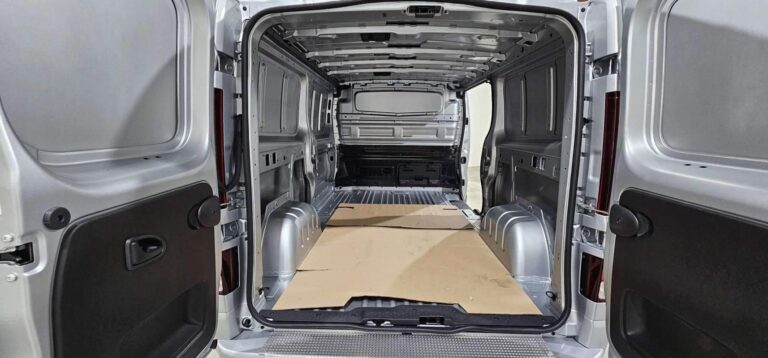 Renault Trafic FOURGON BLUE DCI 170 AUTO RED EDITION EXCLUSIVE - Image 18 (July 6, 2026)