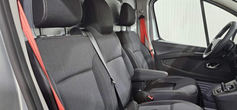 Renault Trafic FOURGON BLUE DCI 170 AUTO RED EDITION EXCLUSIVE - Image 20 (July 6, 2026)