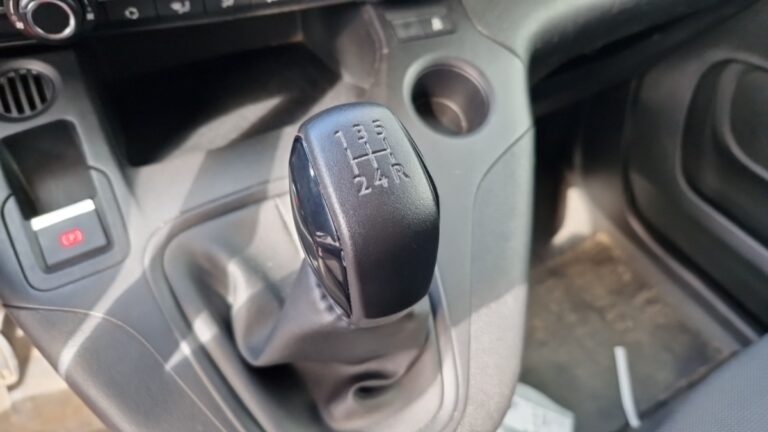 Peugeot Partner FOURGON LONG 950 KG BLUEHDI 100 SS BVM5 PREMIUM - Image 15 (July 7, 2026)
