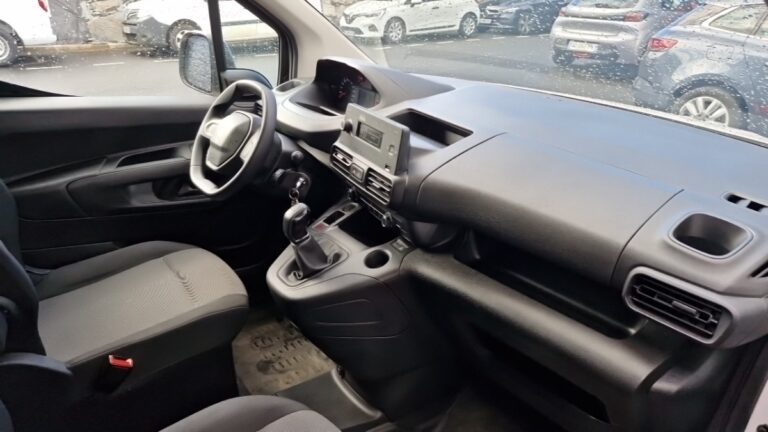 Peugeot Partner FOURGON LONG 950 KG BLUEHDI 100 SS BVM5 PREMIUM - Image 04 (July 7, 2026)