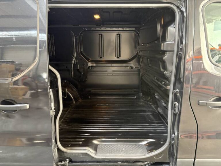 Nissan NV300 FOURGON 2T8 2.0 DCI 145 S/S DCT N-CONNECTA - Image 17 (July 7, 2026)