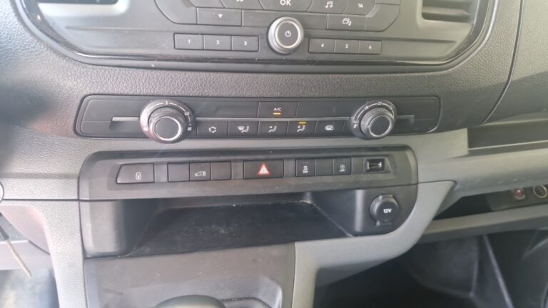 Peugeot Expert 1.5 BLUEHDI 120 S&S COMPACT PREMIUM - Image 17 (July 7, 2026)