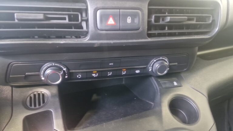 Peugeot Partner STANDARD 650 KG BLUEHDI 130 SS ASPHALT - Image 18 (July 7, 2026)