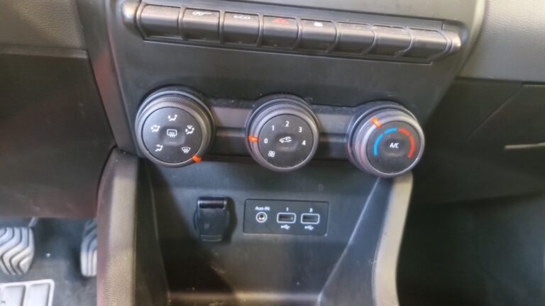 Renault Clio V SOCIETE TCE 90 – 21 AIR NAV - Image 17 (July 7, 2026)