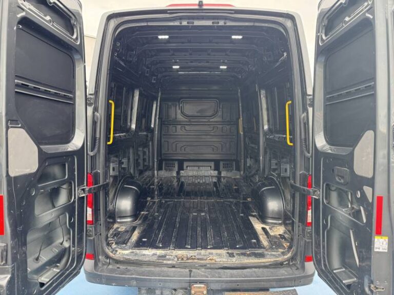 Volkswagen Crafter FOURGON VAN 35 2.0 TDI 140 CH BVA BUSINESS PLUS - Image 03 (July 7, 2026)