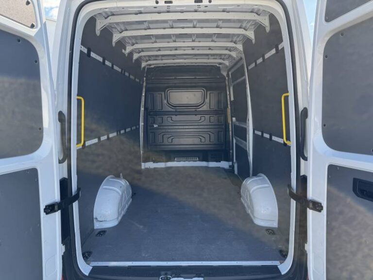 Volkswagen Crafter FOURGON VAN 30 2.0 TDI 140 CH BUSINESS - Image 03 (July 7, 2026)