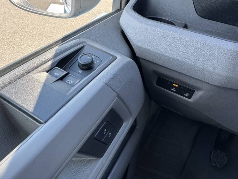 Volkswagen Crafter FOURGON VAN 30 2.0 TDI 140 CH BUSINESS - Image 08 (July 7, 2026)