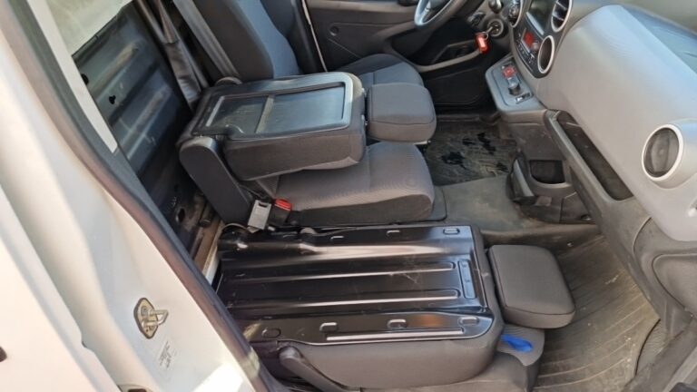 Peugeot Partner E- FOURGON STANDARD PREMIUM AVEC BATTERIE - Image 08 (July 7, 2026)
