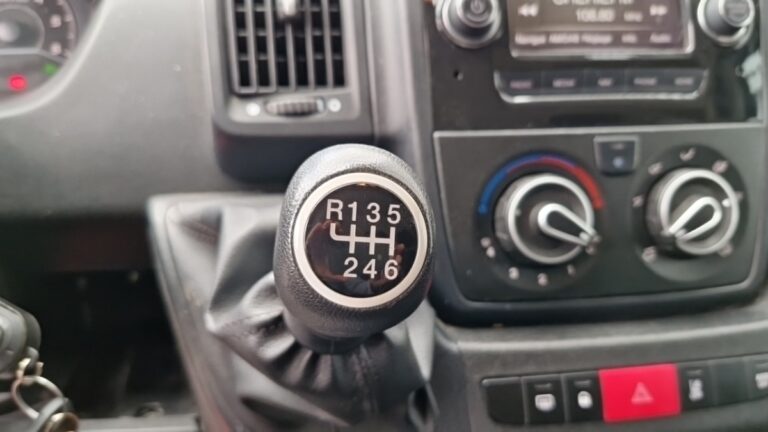 Peugeot Boxer FOURGON TOLE 333 BLUEHDI 140 SS ASPHALT - Image 13 (July 7, 2026)