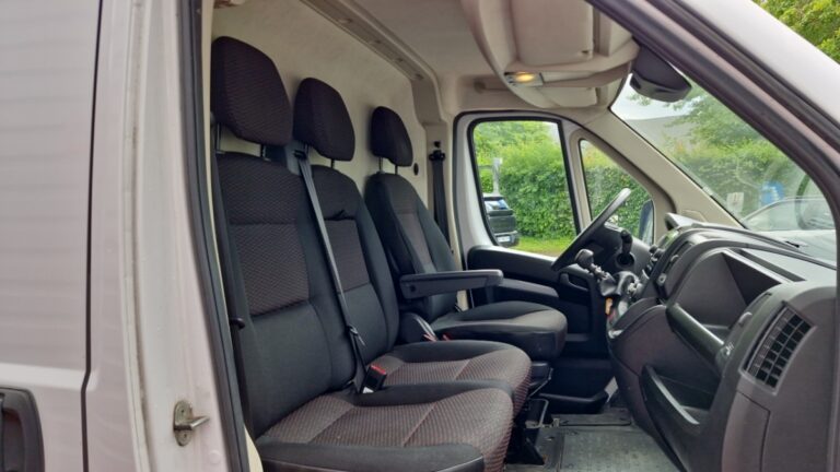 Peugeot Boxer FOURGON TOLE 333 BLUEHDI 140 SS ASPHALT - Image 07 (July 7, 2026)