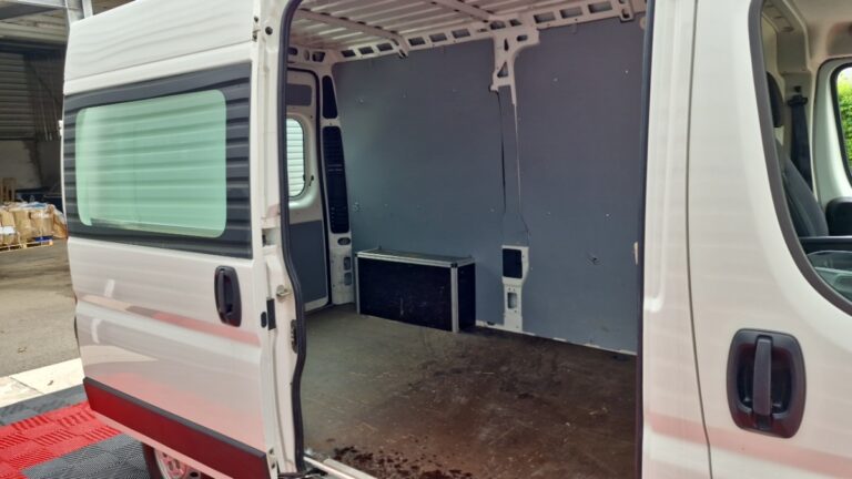 Peugeot Boxer FOURGON TOLE 335 BLUEHDI 140 SS PREMIUM - Image 10 (July 7, 2026)