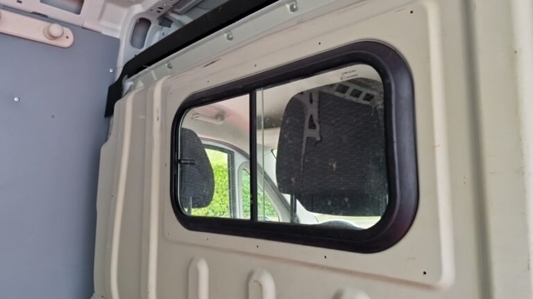 Peugeot Boxer FOURGON TOLE 335 BLUEHDI 140 SS PREMIUM - Image 11 (July 7, 2026)