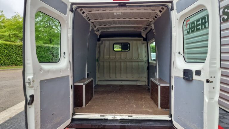 Peugeot Boxer FOURGON TOLE 335 BLUEHDI 140 SS PREMIUM - Image 12 (July 7, 2026)