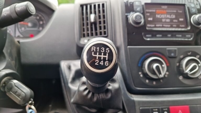 Peugeot Boxer FOURGON TOLE 335 BLUEHDI 140 SS PREMIUM - Image 15 (July 7, 2026)