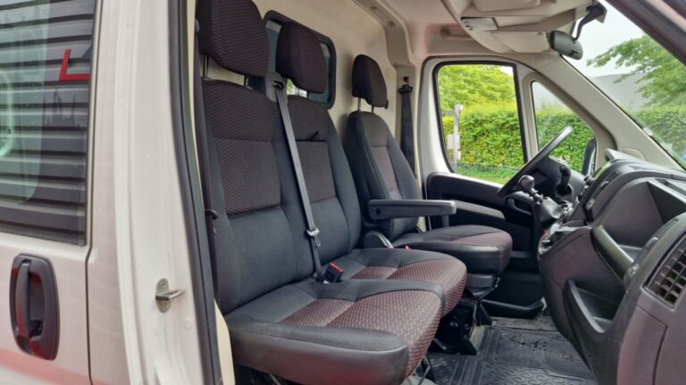 Peugeot Boxer FOURGON TOLE 335 BLUEHDI 140 SS PREMIUM - Image 08 (July 7, 2026)