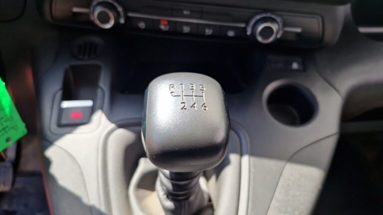 Peugeot Partner FOURGON STANDARD 650 KG PURETECH 110 SS BVM6 PREMIU - Image 15 (July 7, 2026)