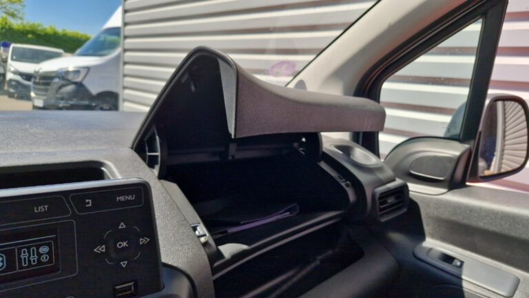 Peugeot Partner FOURGON STANDARD 650 KG PURETECH 110 SS BVM6 PREMIU - Image 19 (July 7, 2026)