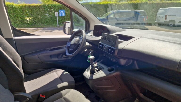 Peugeot Partner FOURGON STANDARD 650 KG PURETECH 110 SS BVM6 PREMIU - Image 07 (July 7, 2026)