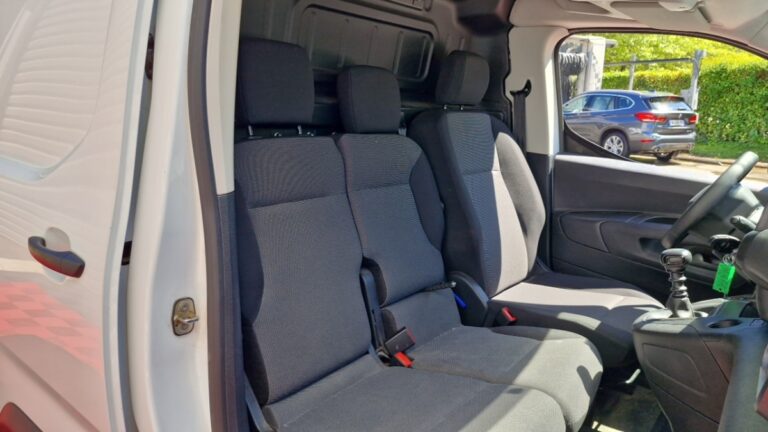 Peugeot Partner FOURGON STANDARD 650 KG PURETECH 110 SS BVM6 PREMIU - Image 08 (July 7, 2026)