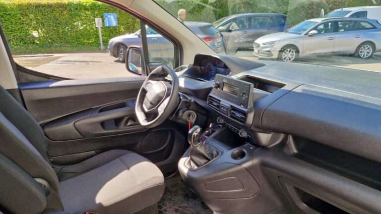 Peugeot Partner FOURGON STANDARD 650 KG BLUEHDI 100 BVM5 PREMIUM - Image 07 (July 7, 2026)