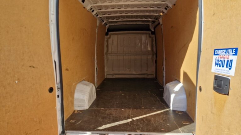 Peugeot Boxer FOURGON TOLE 435 BLUEHDI 140 SS ASPHALT - Image 11 (July 7, 2026)