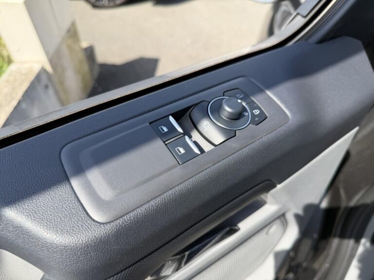 Ford Transit Custom Fourgon II (2) 320 L2 2.5 DURATEC 232 PHEV CVT SPORT - Image 13 (July 7, 2026)
