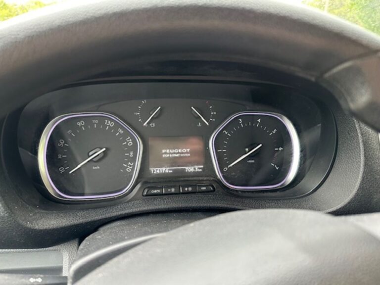 Peugeot Expert 1.5HDI 120CV COMBI - Image 08 (August 6, 2026)