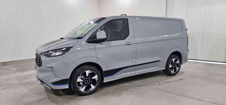 Ford Transit Custom FOURGON 320 2.0 ECOBLUE 170 CH BVA8 SPORT - Image 01 (August 7, 2026)
