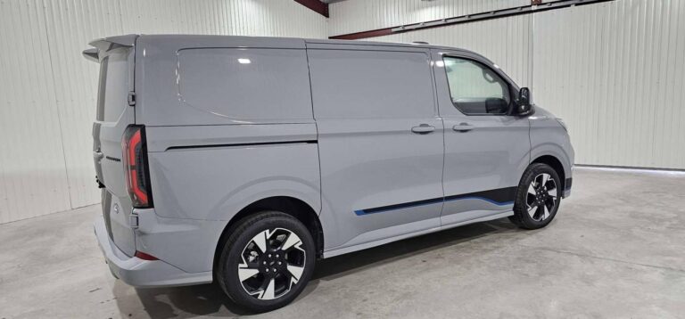 Ford Transit Custom FOURGON 320 2.0 ECOBLUE 170 CH BVA8 SPORT - Image 10 (August 7, 2026)