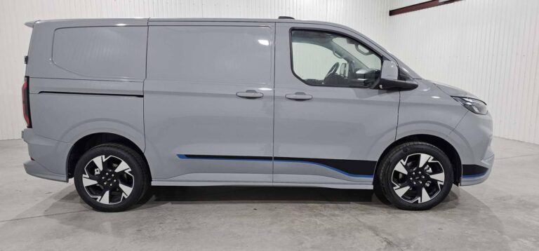 Ford Transit Custom FOURGON 320 2.0 ECOBLUE 170 CH BVA8 SPORT - Image 11 (August 7, 2026)