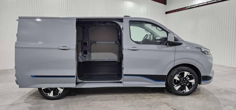 Ford Transit Custom FOURGON 320 2.0 ECOBLUE 170 CH BVA8 SPORT - Image 13 (August 7, 2026)