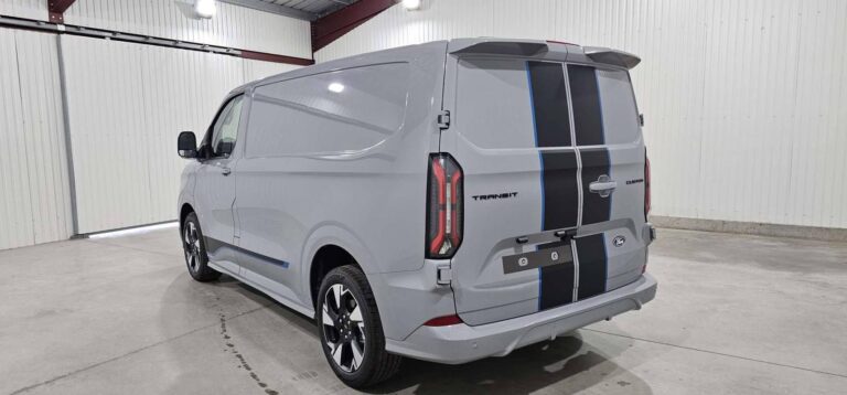 Ford Transit Custom FOURGON 320 2.0 ECOBLUE 170 CH BVA8 SPORT - Image 03 (August 7, 2026)