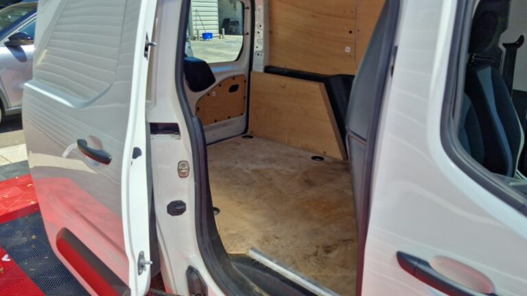Peugeot Partner FOURGON STANDARD 650 KG BLUEHDI 75 BVM5 PREMIUM - Image 10 (August 11, 2026)