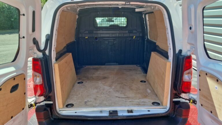 Peugeot Partner FOURGON STANDARD 650 KG BLUEHDI 75 BVM5 PREMIUM - Image 11 (August 11, 2026)