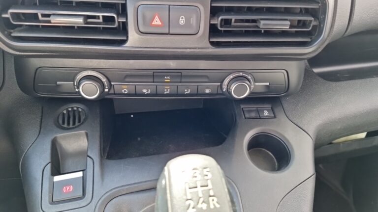 Peugeot Partner FOURGON STANDARD 650 KG BLUEHDI 75 BVM5 PREMIUM - Image 15 (August 11, 2026)