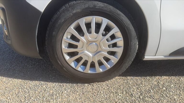 Toyota PROACE 1.5 D-4D 120 Dynamic – 3 places - Image 18 (August 11, 2026)
