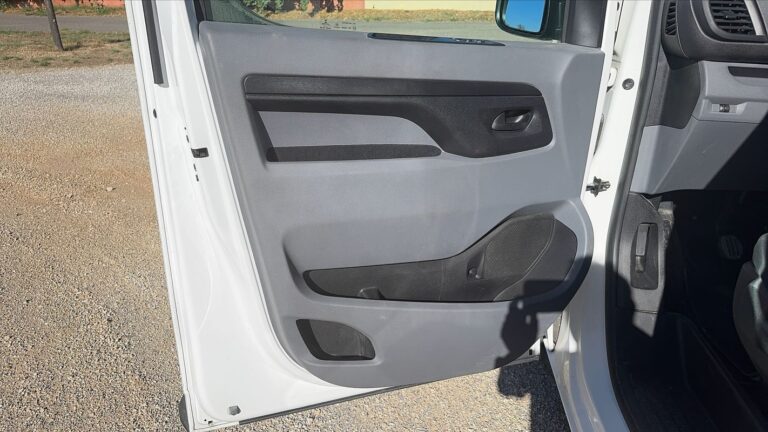 Toyota PROACE 1.5 D-4D 120 Dynamic – 3 places - Image 07 (August 11, 2026)