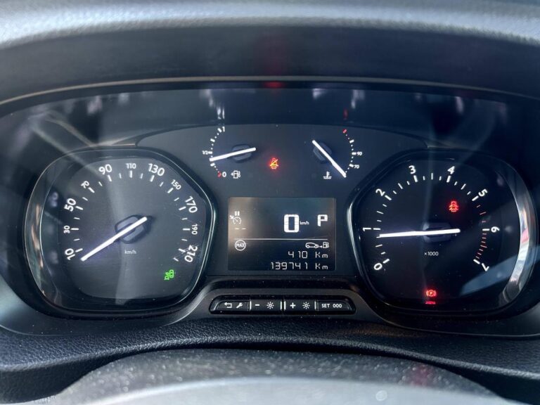 Peugeot Expert 2.0L BlueHDi 180cv Asphalt EAT8 - Image 10 (September 1, 2026)
