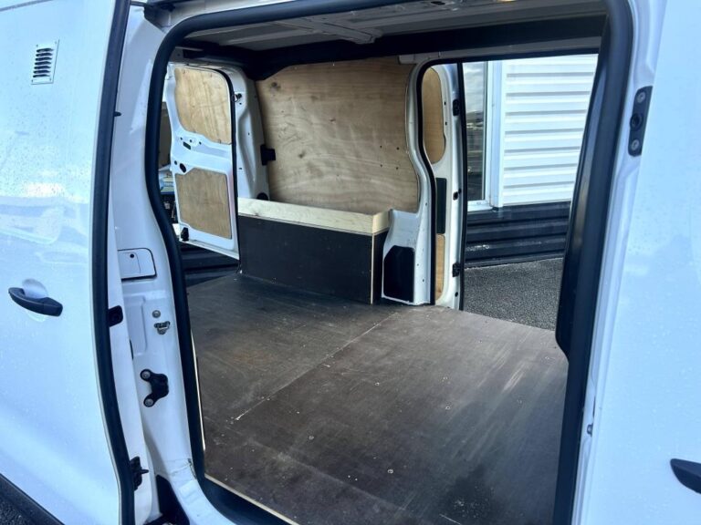 Peugeot Expert 2.0L BlueHDi 180cv Asphalt EAT8 - Image 15 (September 1, 2026)